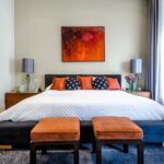 Quarto Moderno com Cama de Casal e Decoração Colorida