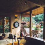 Sala de Estar com Teto de Madeira e Vista para Jardim