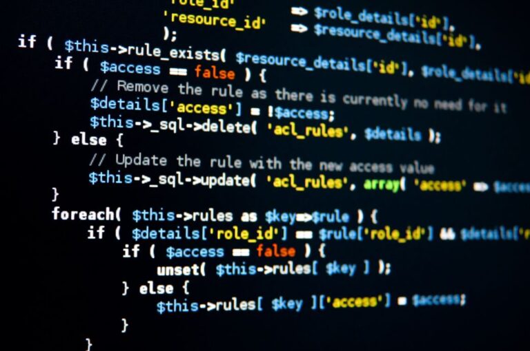 Deal firma parceria com plataforma educacional para conceder 10 mil bolsas de estudo para desenvolvedores em novo Bootcamp