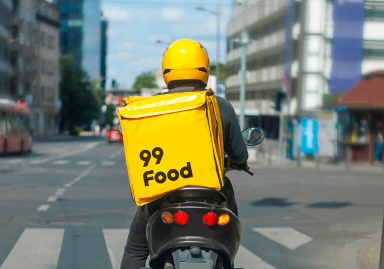 99 vai pagar mínimo de R$250 por dia a motociclistas e criar pontos de apoio