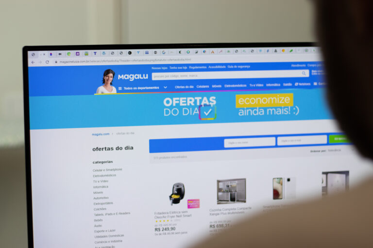Magalu lança “Paitrocine seu pai”, campanha bem-humorada de Dia dos Pais