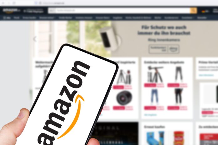 Stoccarda, Germania, 1° maggio 2024: logo Amazon, mercato online
